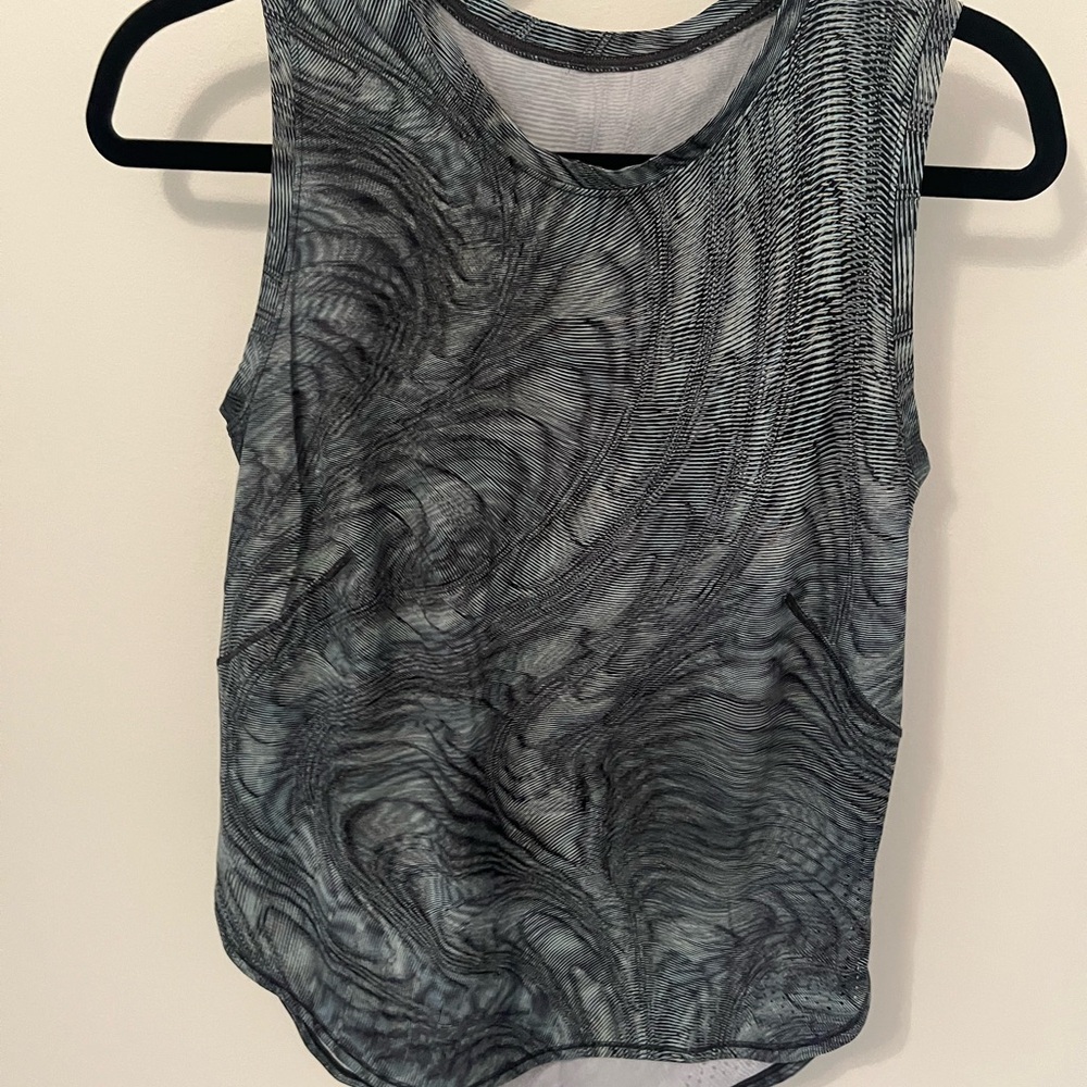 Lululemon workout tank size 4